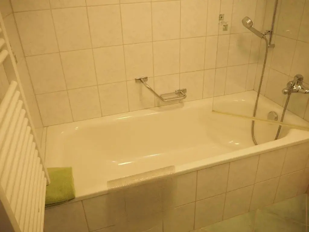 Chasa Aquileia Scuol - Bergblick, Komfort, 6 Pers, zentral, Terrasse, Gratis Parken, Wlan