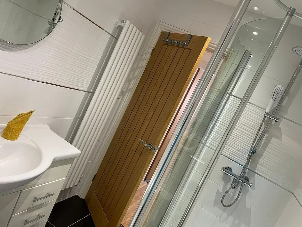 Hull Spacious Guest House-3