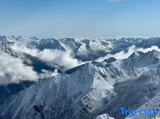 Mid-Mountain Cloud Leisure · Life Mountain View Resort Inn (Heishui County Branch)