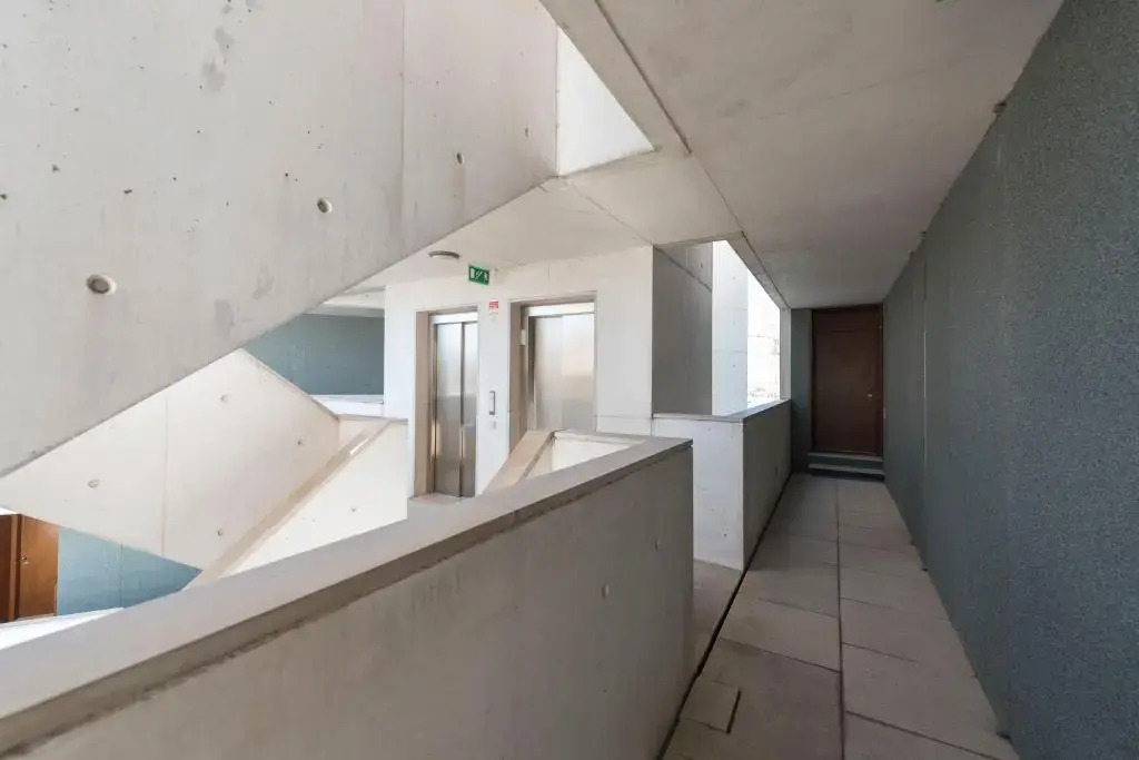 LovelyStay - Casas Brancas - Modern Apartment with Balcony & free private parking