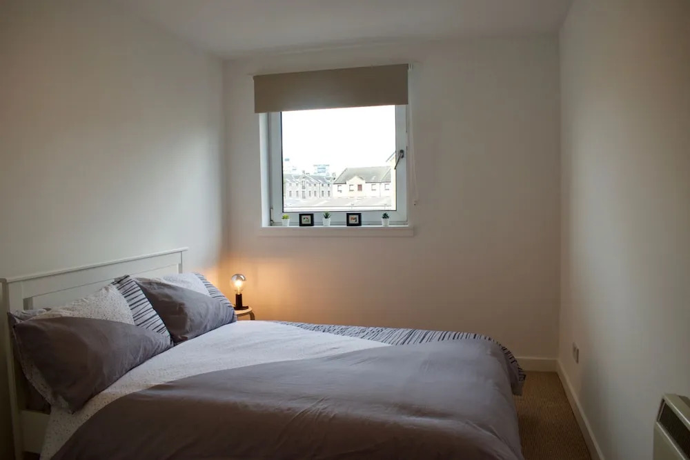 Bright and Welcoming 2 Bedroom Leith Flat
