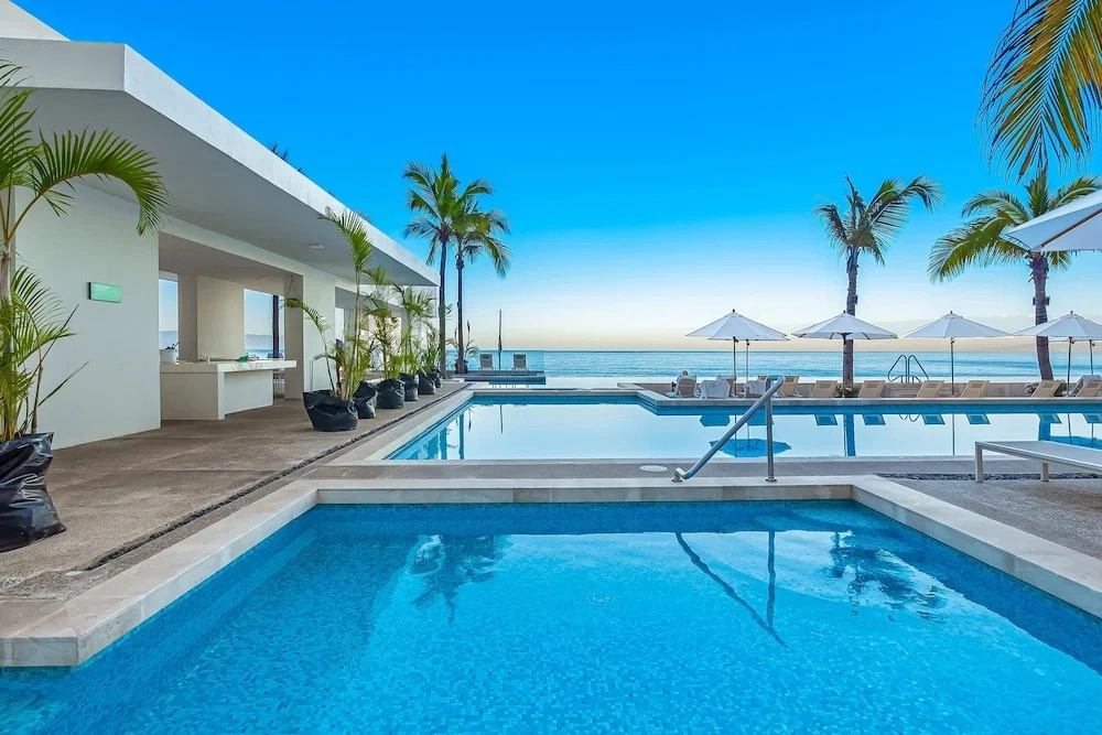 Luxury Oceanfront Apartment With Private Balcony, Rooftop Pool & gym Access