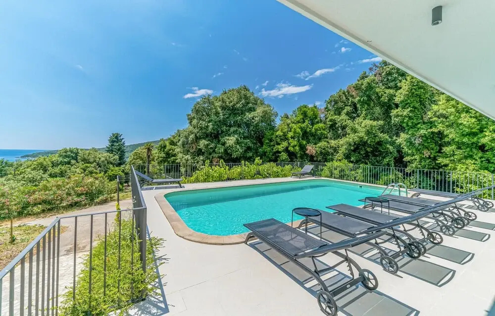 Beautiful Home in Molunat With Wifi and 8 Bedrooms