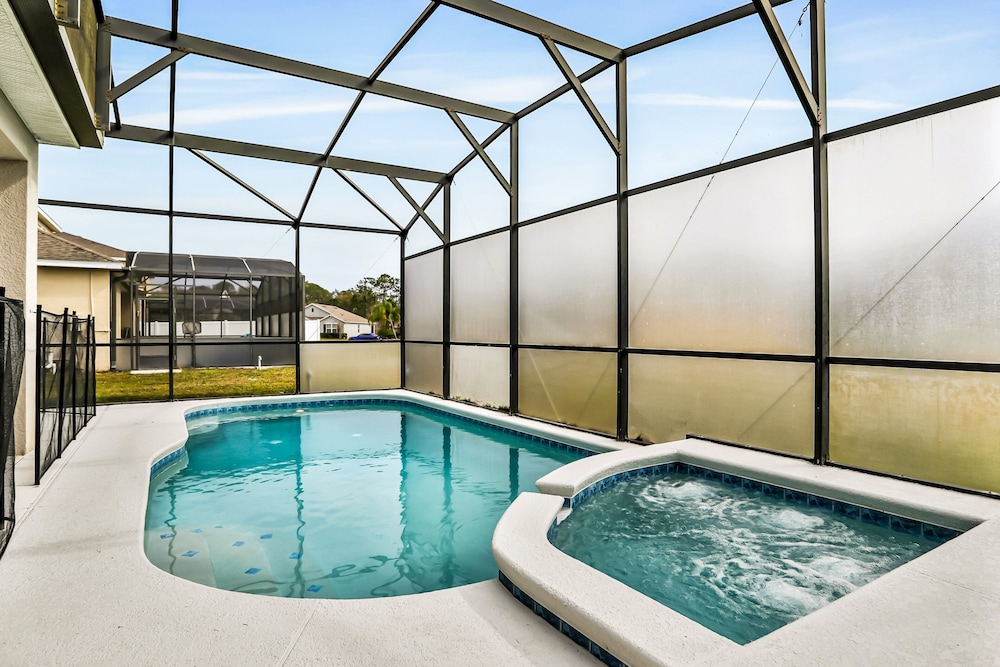 Beautiful Home Close to Theme Parks With Private Pool, AC & W/D - Dog-friendly