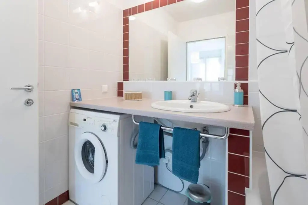 Bright Apartment in Hip & High Quality Neighborhood