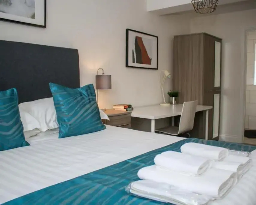 No11 Luxe Living Guest House-Sleeps 6-Family Friendly-Private Parking-Wifi-City-Beach
