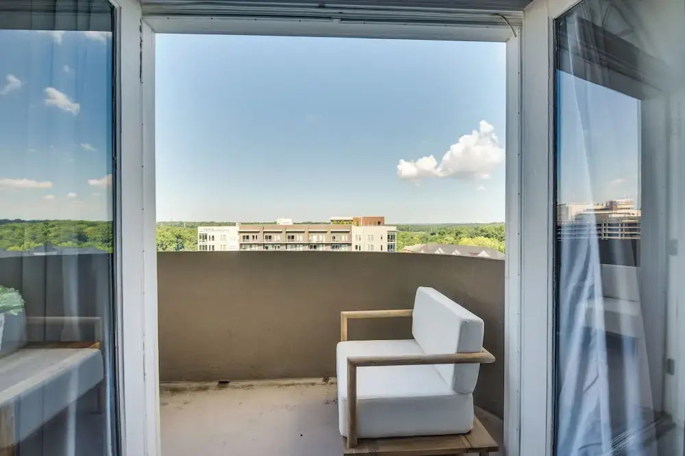 Luxury Atlanta Rental w/ Balcony: Near Buckhead!