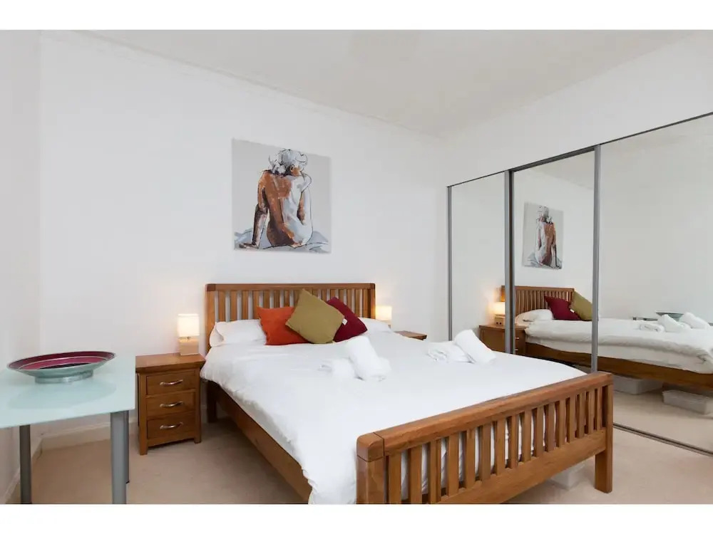 Connected & Convenient: Newly-renovated Flat for 2