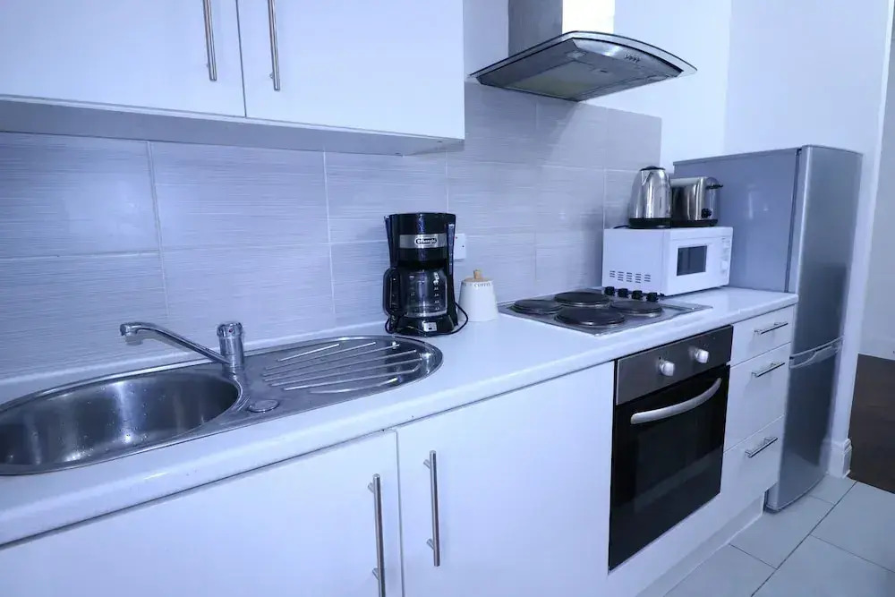 Lovely & Spacious 2 Bedroom APR Queensway