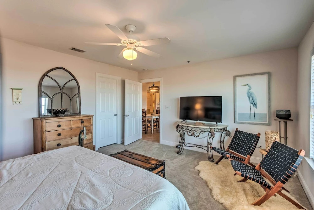 3rd-floor Riverfront Condo: Walk to Downtown Eats!