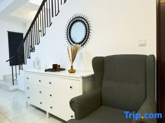 Kota Warisan Fully Air-Con 4 Bedroom Homestay