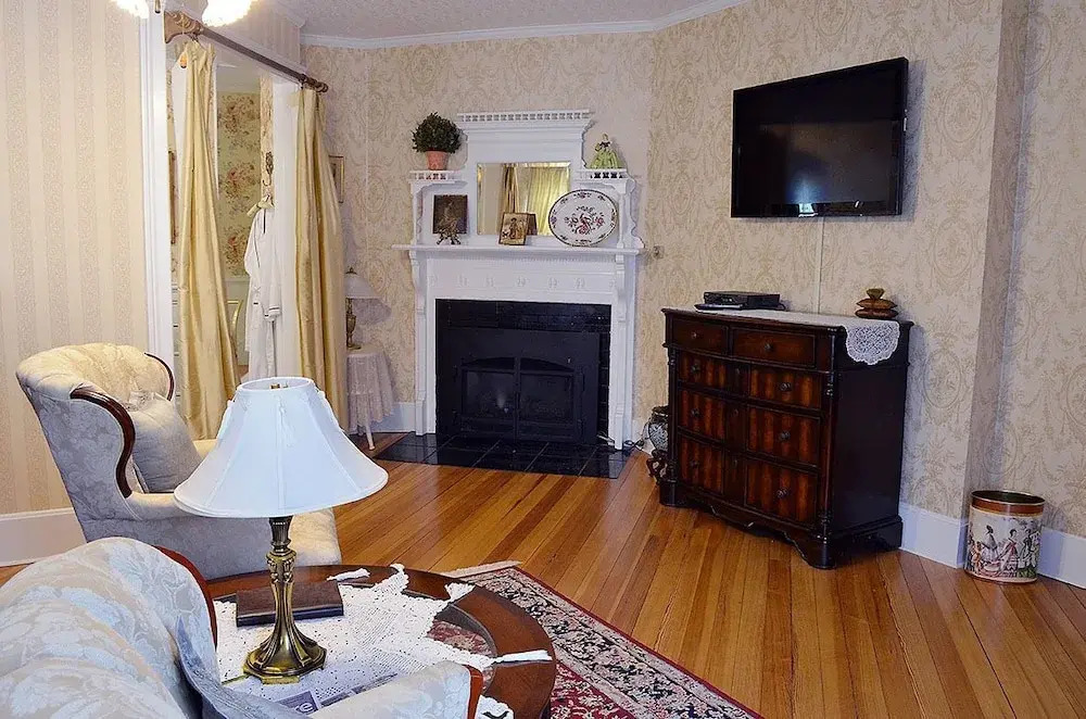 1862 Seasons on Main B&B