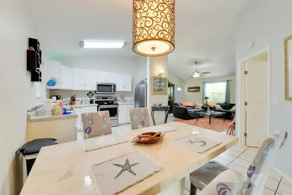 Couples Getaway Near Historic Downtown Venice