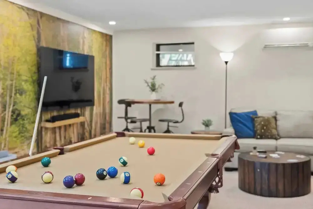 Waterside Haven by Avantstay Lakefront, Hot Tub, Game Room, Fire Pit