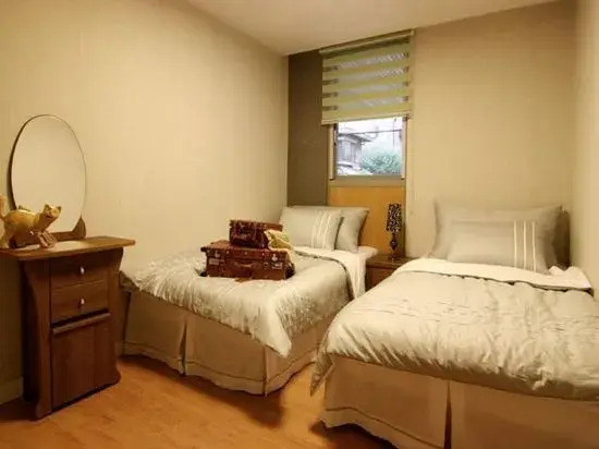 Bnb Chungdam Female Only (отель для женщин)
