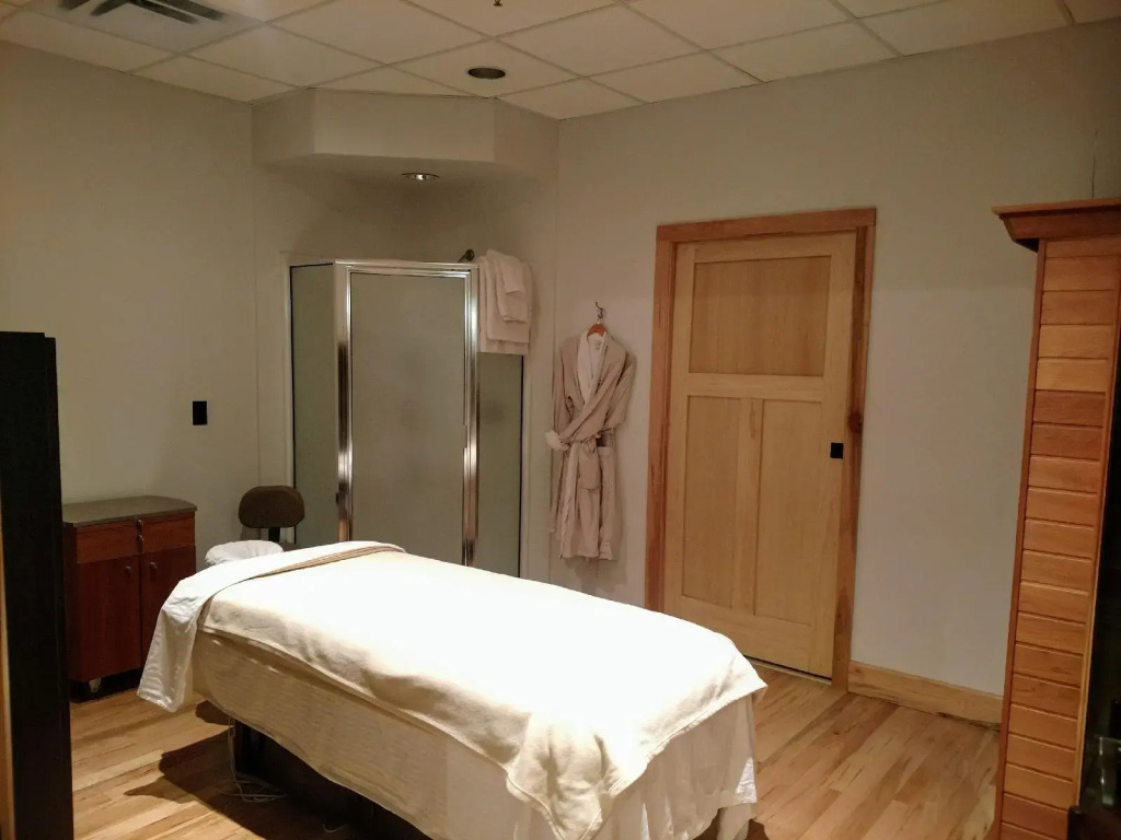Hope Lake Lodge & Indoor Waterpark