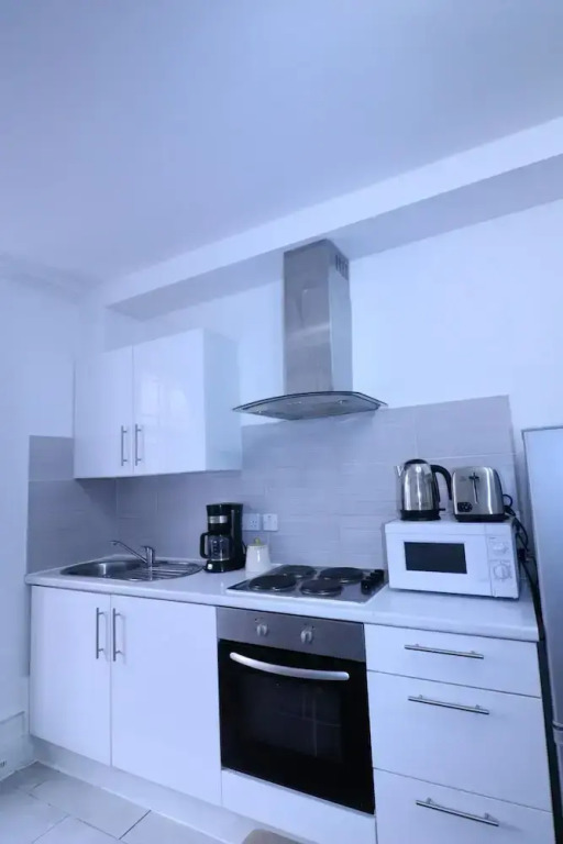 Lovely & Spacious 2 Bedroom APR Queensway