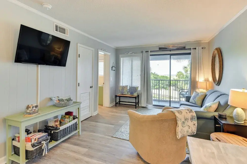 < 1 Mi to Beach: Hilton Head Island Condo w/ Pool!