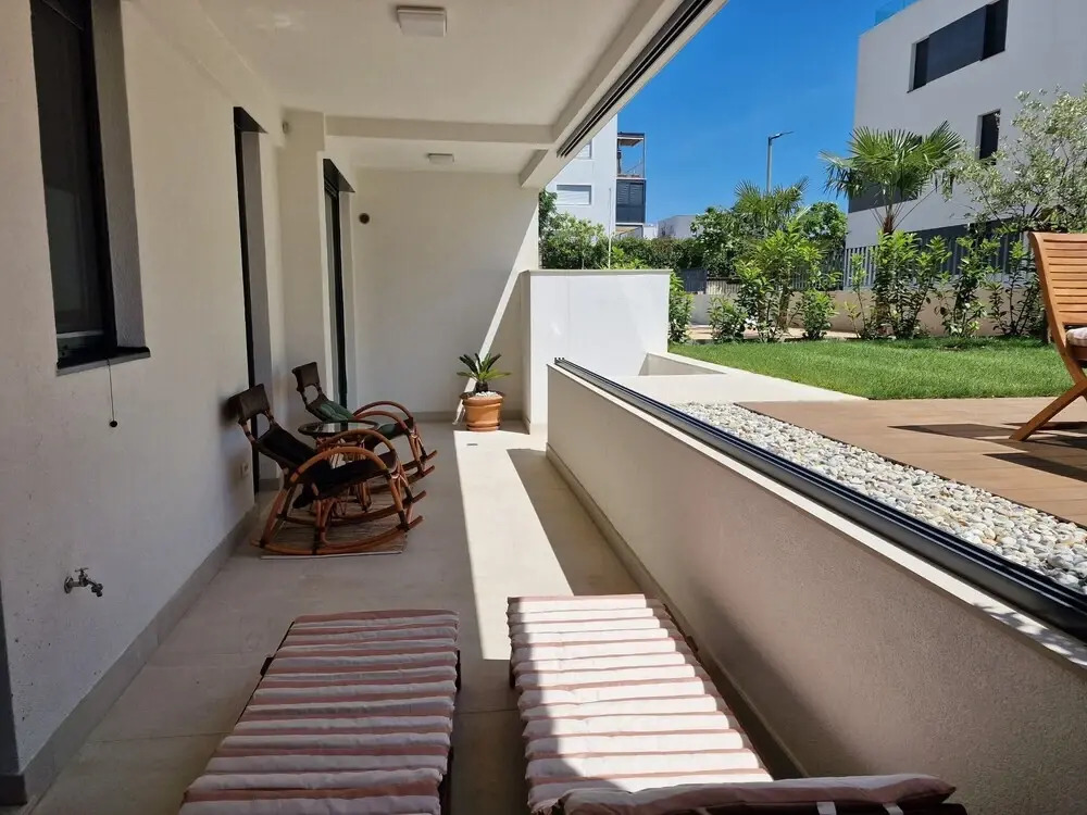 Luxury Modern apt w Garden, 3 min Walk to Beach