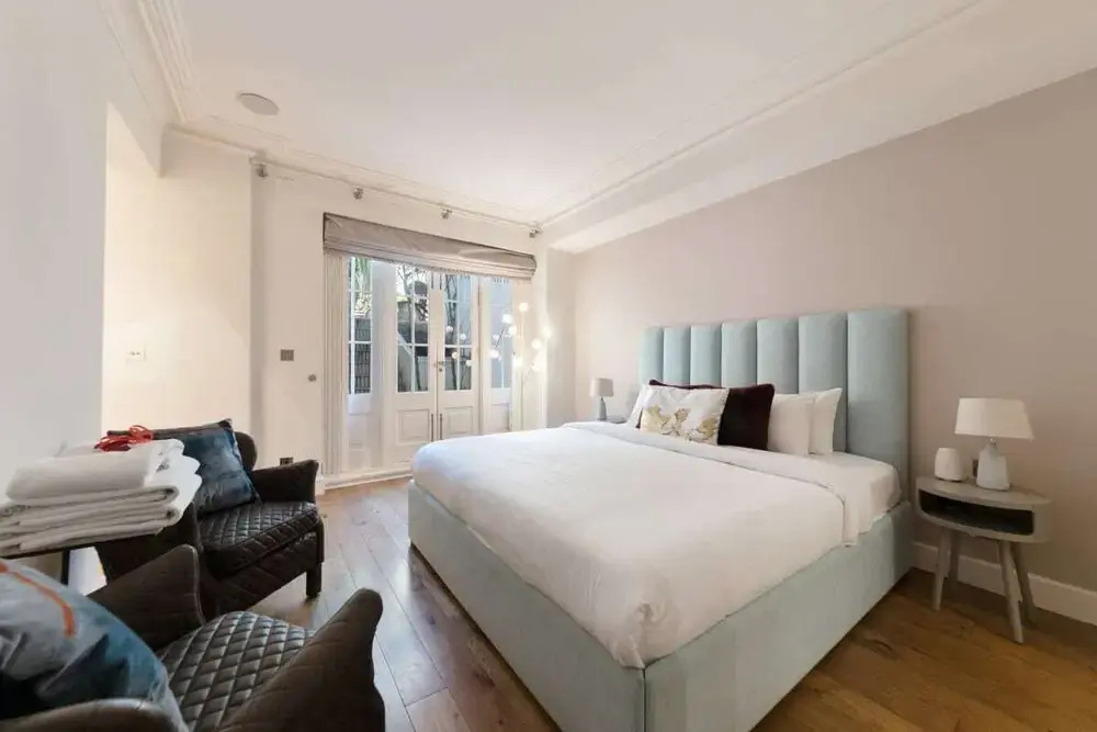 Spacious Designer 2 Bedroom Maisonette With Garden in Chelsea, London