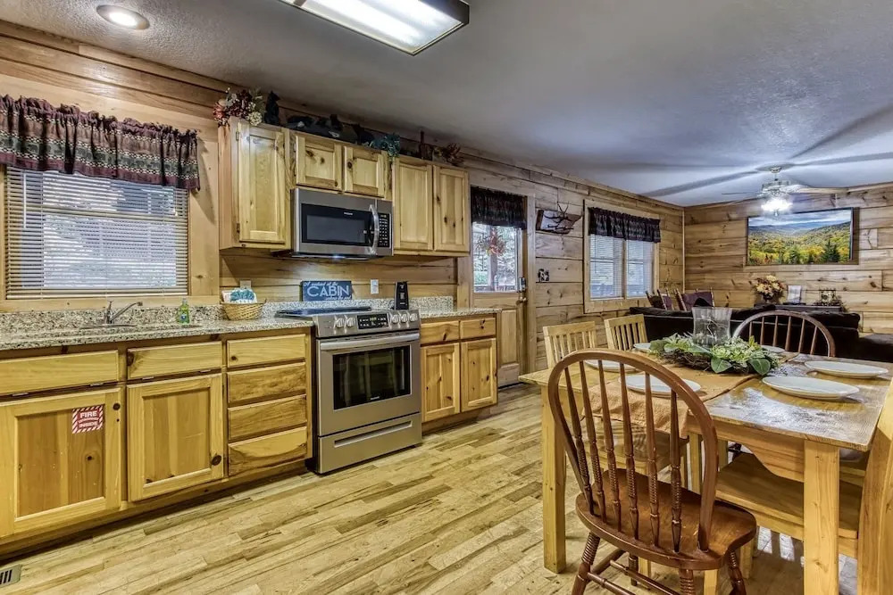 Er203 Living the Dream 4 Bedroom Cabin Close to Town by RedAwning