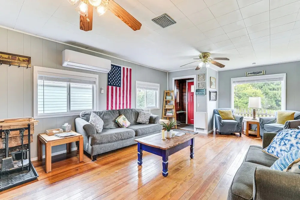 Walk to Beach: Charming Home - 3 Mi to Seabrook