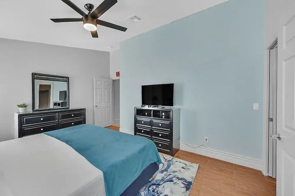 Villa - 8 Bedrms 5 Bths 15 Beds