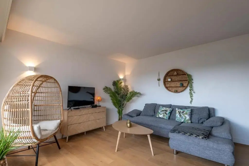 Spacious T3 apartment with a balcony near the old town