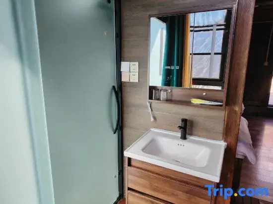 Jiaju Zangzhai Mi Gaocuo Inn