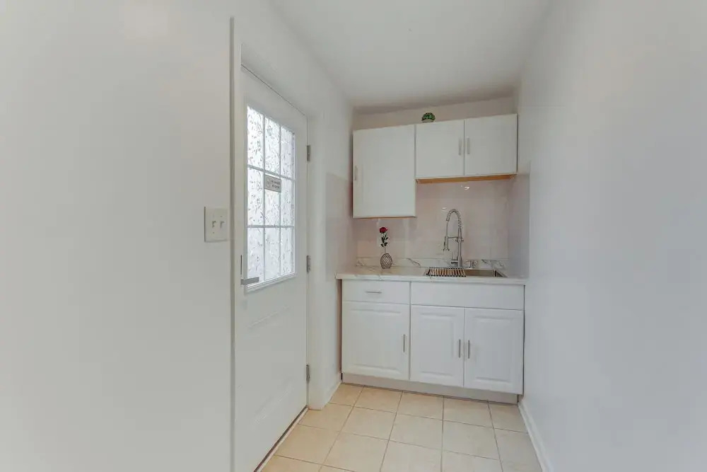 Cozy Inwood Apartment: History, Hiking & Wine!