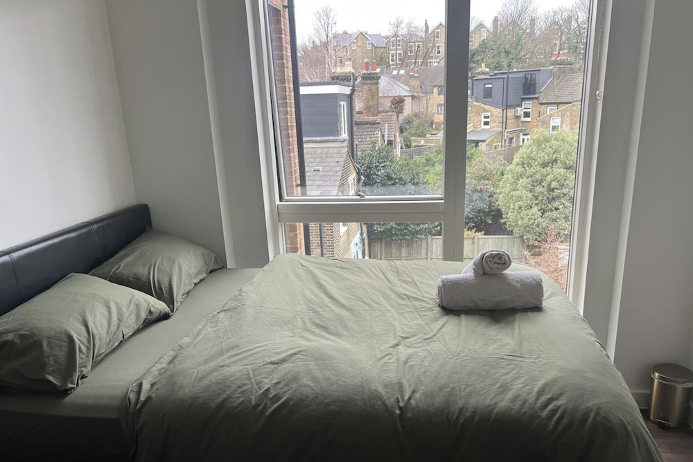 Remarkable 1-bed Apartment in London With Balcony
