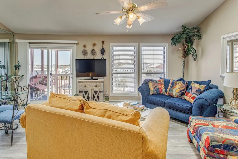 Walk to Beach! North Myrtle Beach Condo w/ Balcony