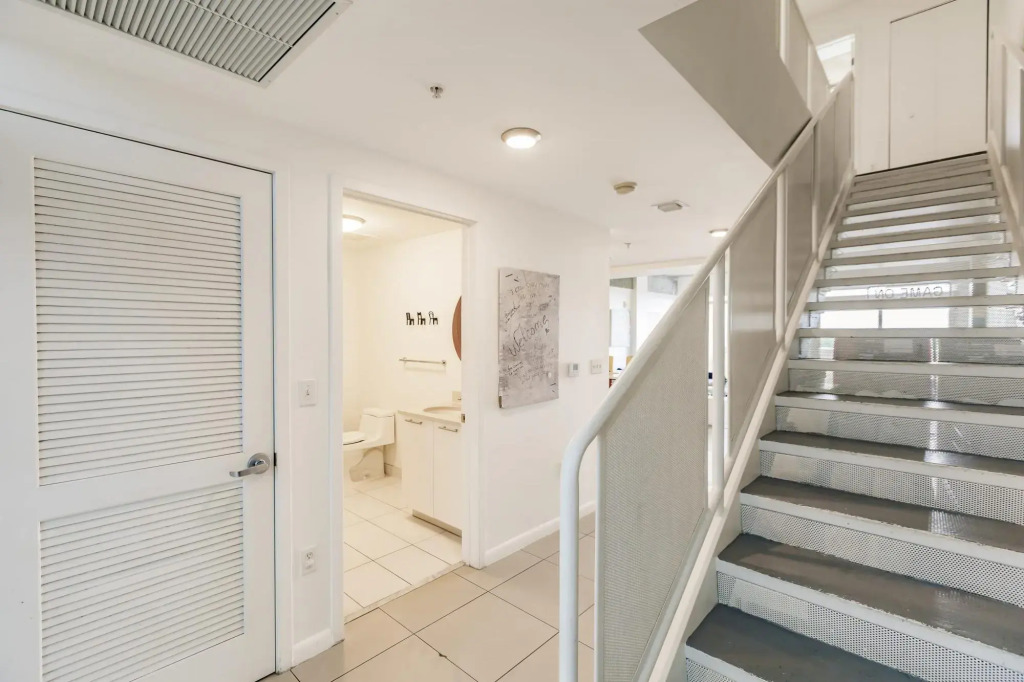 Hang Ten- Large Townhome, lux amenities, parking