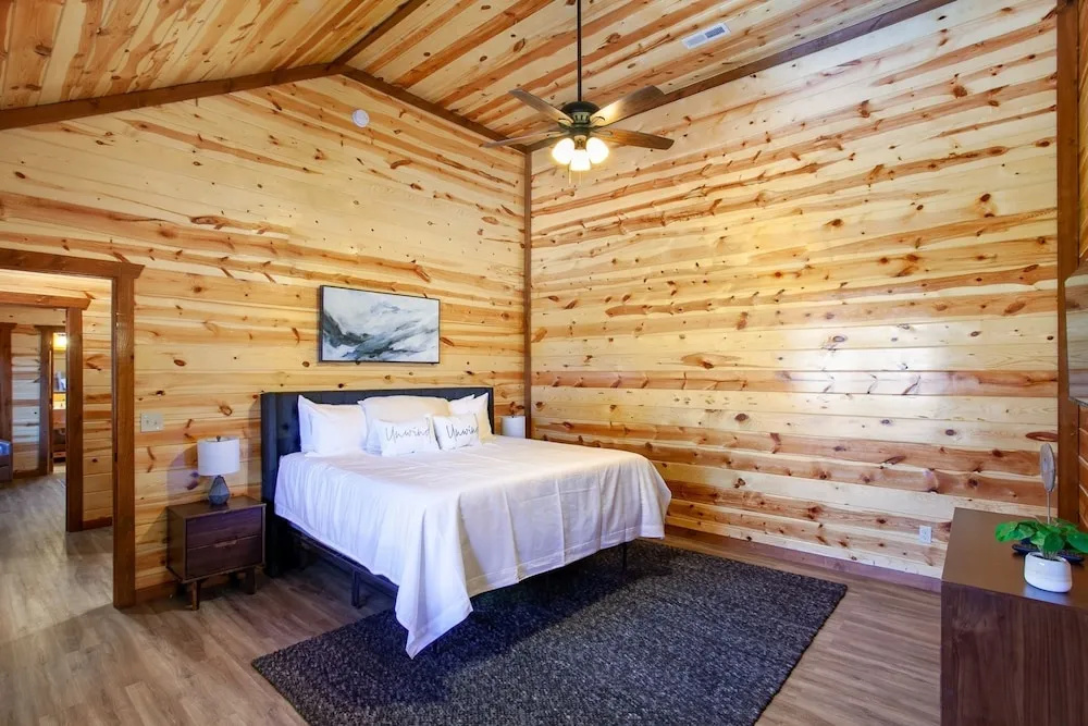 Splash Of Gatlinburg 6 Bedroom Cabin by RedAwning
