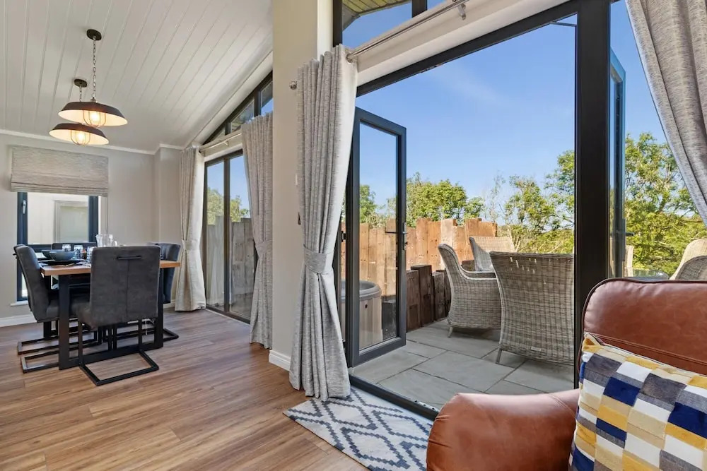 Dewin Bach - Luxury Lodge, Hot Tub, Close to Beach