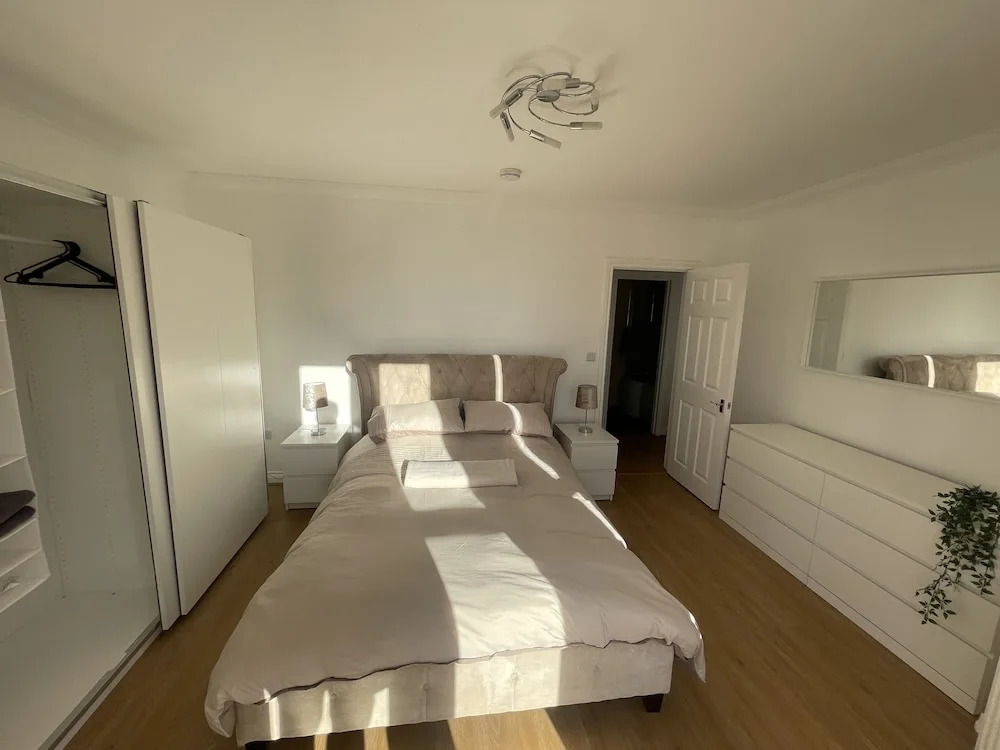 Newcourt Heights Sleeps 4 With Balcony