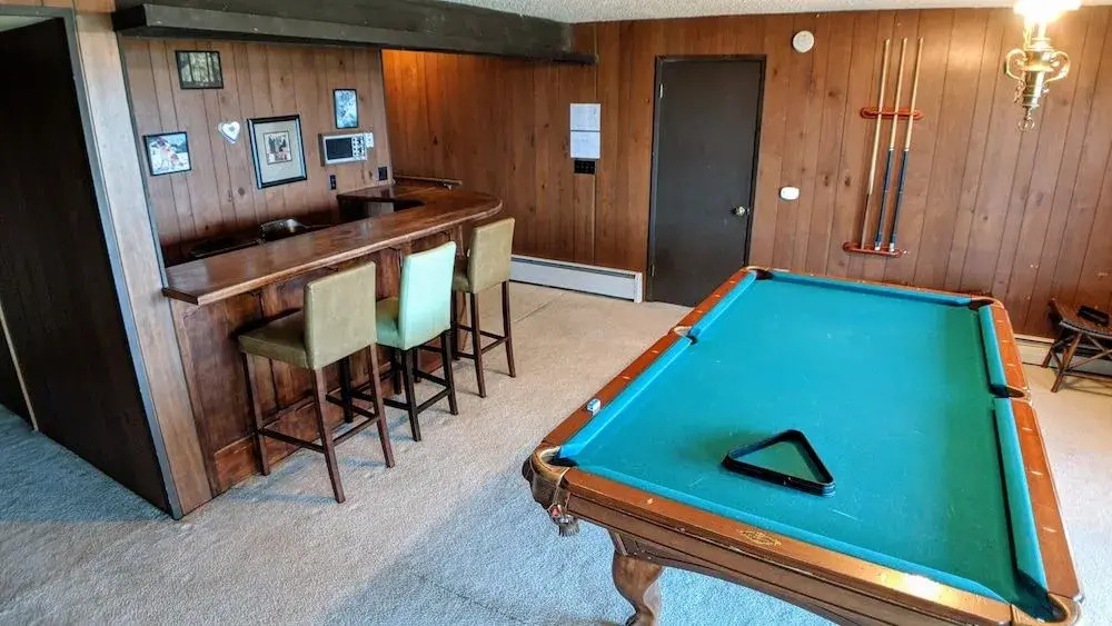 Hot Tub, Pool Table, Lake & Mountain Views !