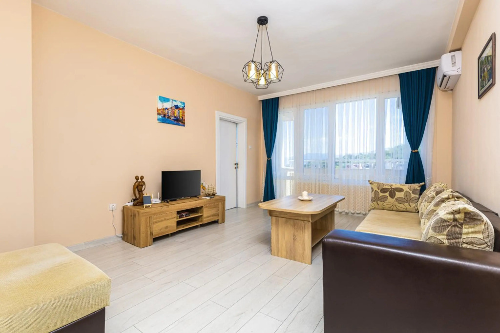 Bright Modern 2BD Apartment with Panoramic View