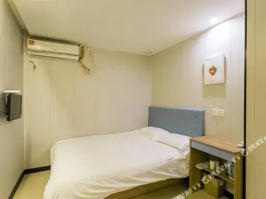 Yibai Liangpin Hotel (Shaoxing Keqiao Wanda Plaza)