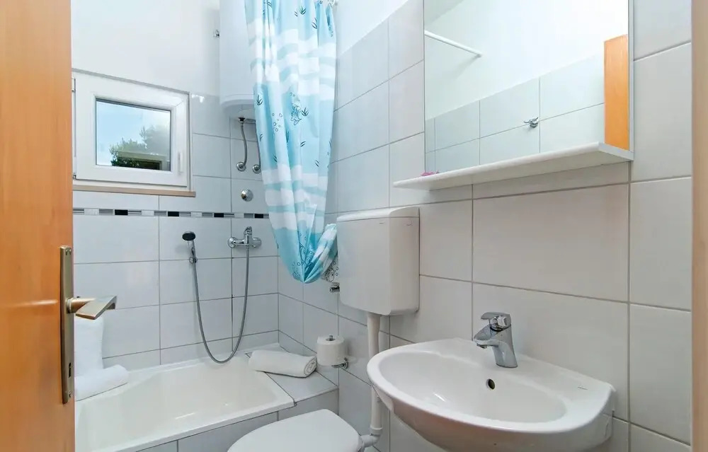 Amazing Home in Sutivan with Hot Tub, WiFi & 3 Bedrooms