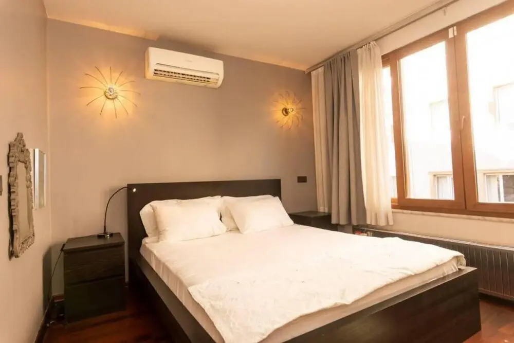 Stylish Home With a Book Collection Near Taksim
