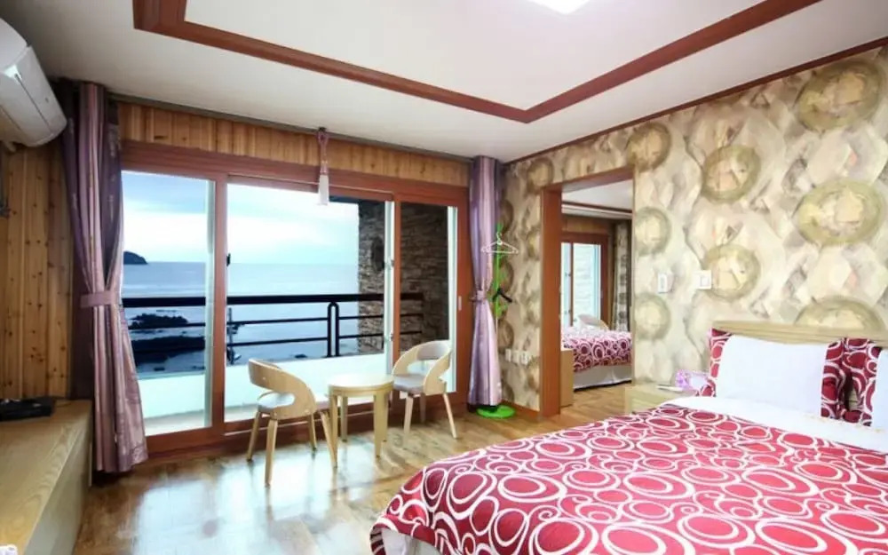 Seogwipo Hyeongjebawibada Pension