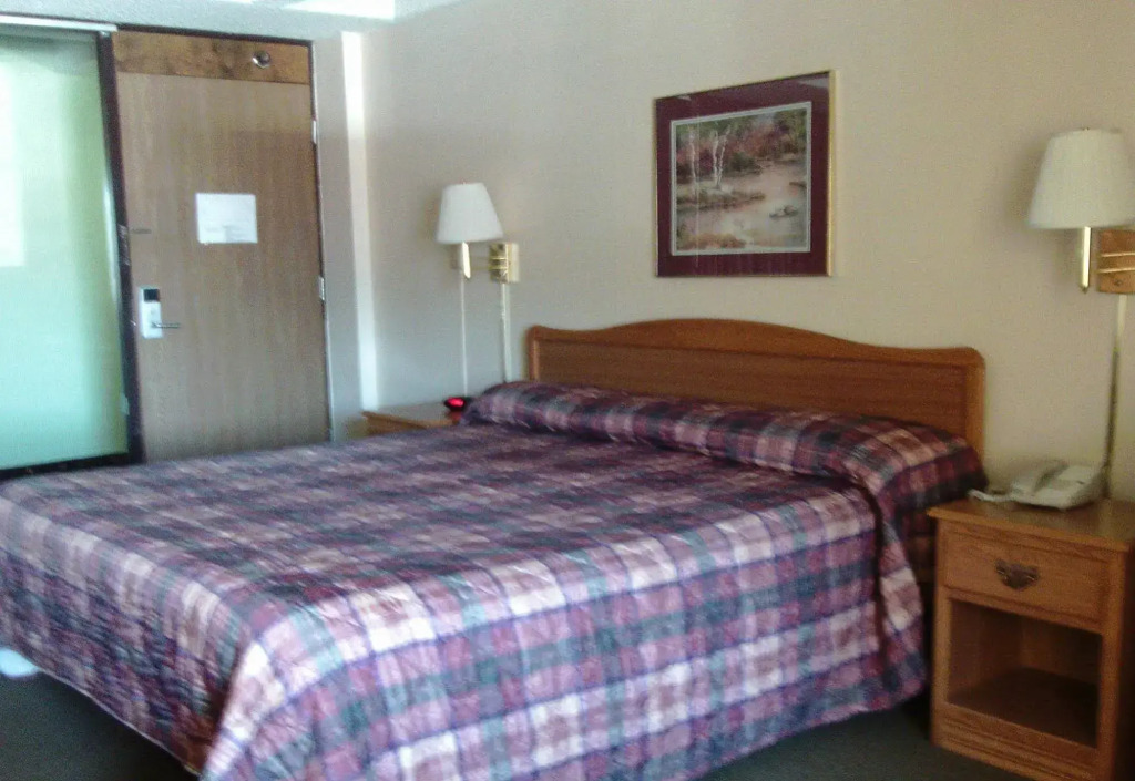 5th Avenue Inn & Suites