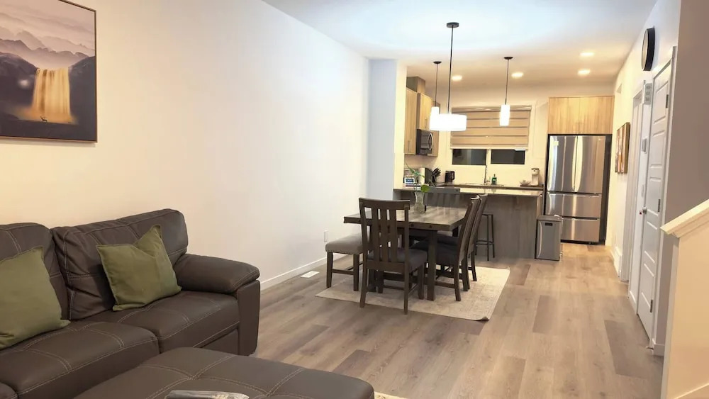 3BR Family House in NE Edmonton