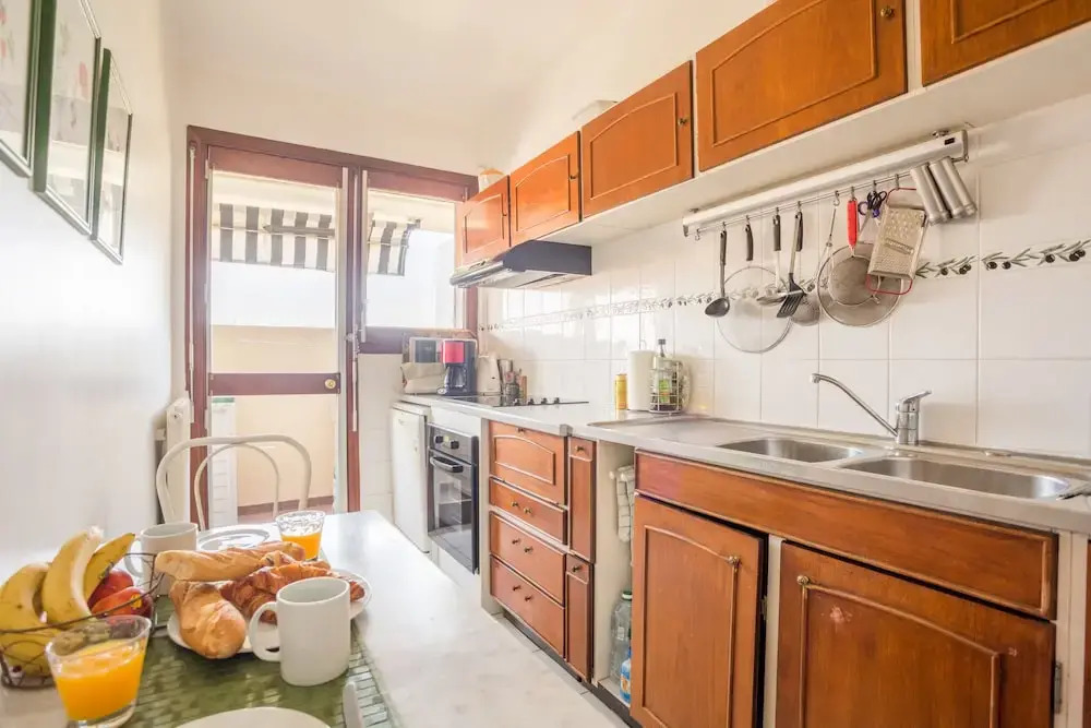 Large One BDRM flat A/C with fabulous Terrace Roof by Weekome