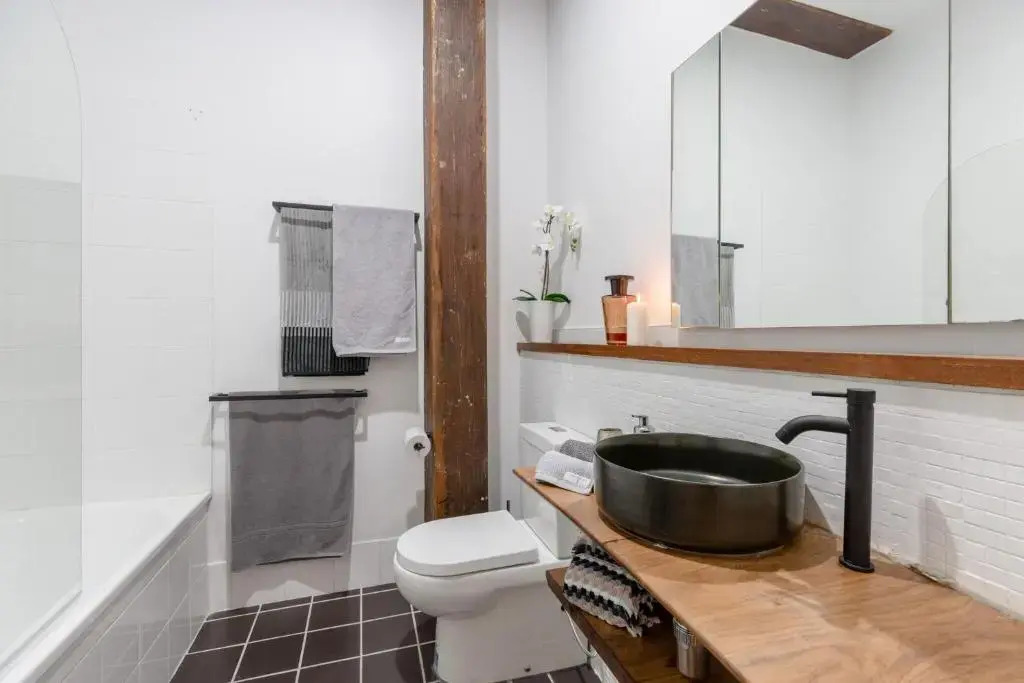 Luxury 3 brm 2 bath Woolstore apt with Courtyard