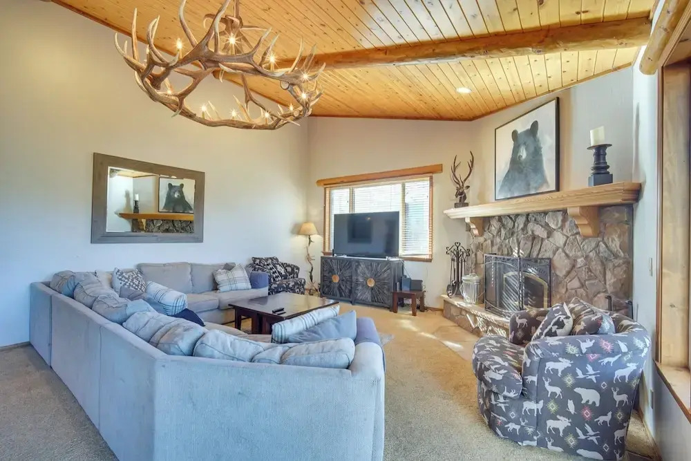 Big Bear Lake Cabin w/ Hot Tub & Gas Fire Pit!
