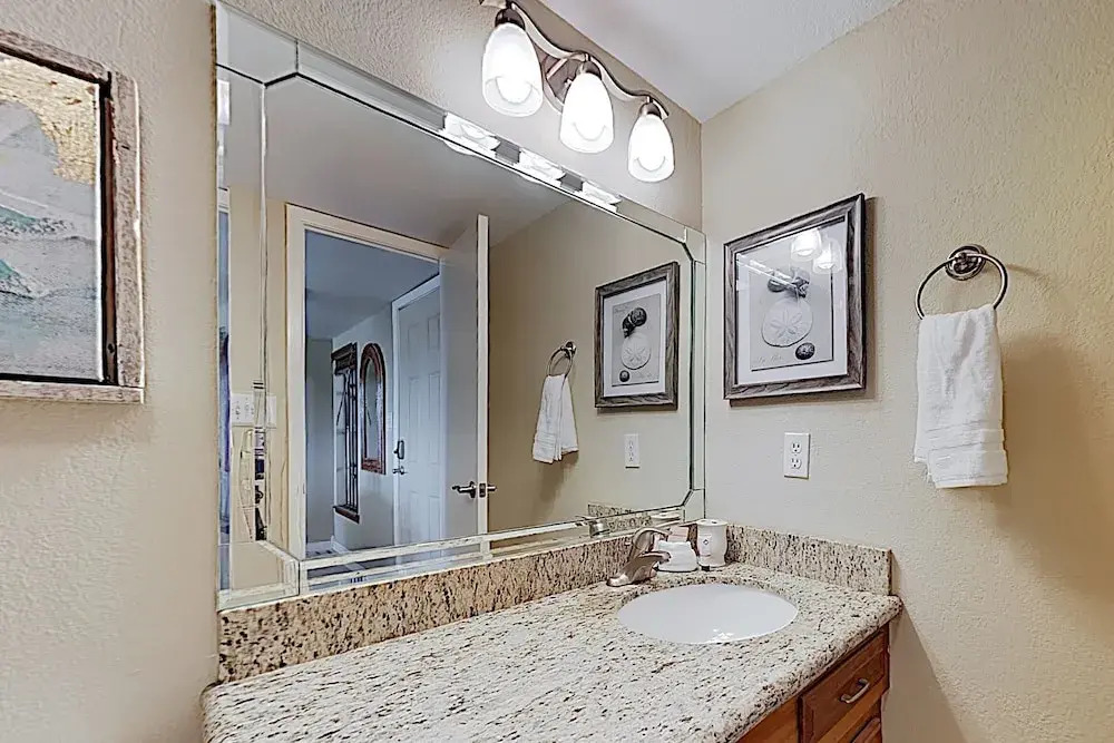 New Listing! Bay-view W/ Pool, Walk To Beach 2 Bedroom Condo