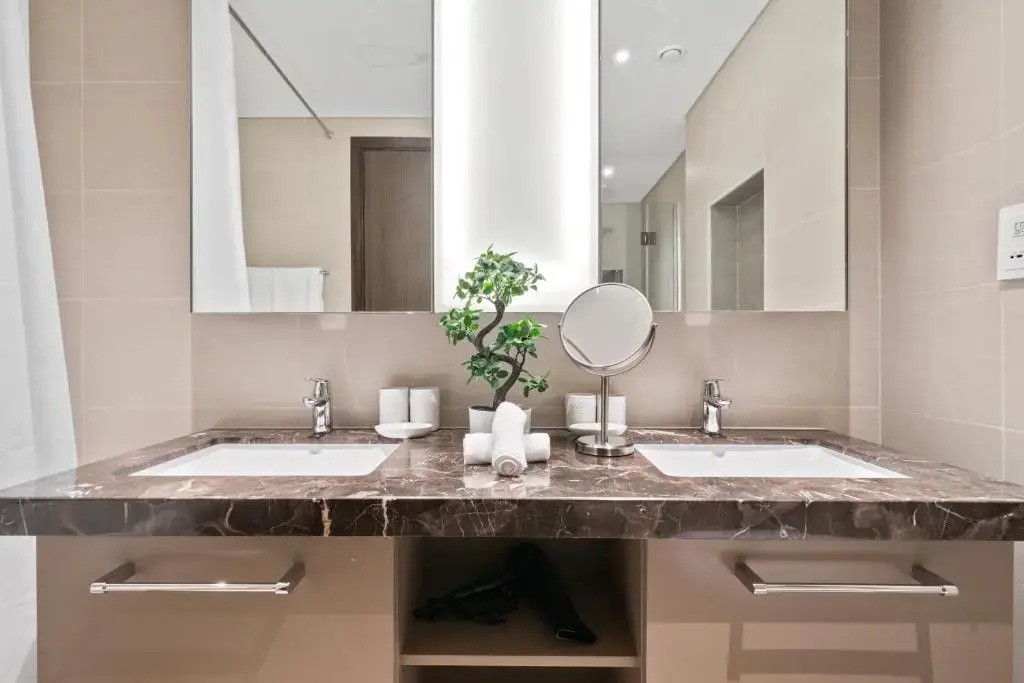 Monty - Breathtaking City Views From DT Apt with Terrace