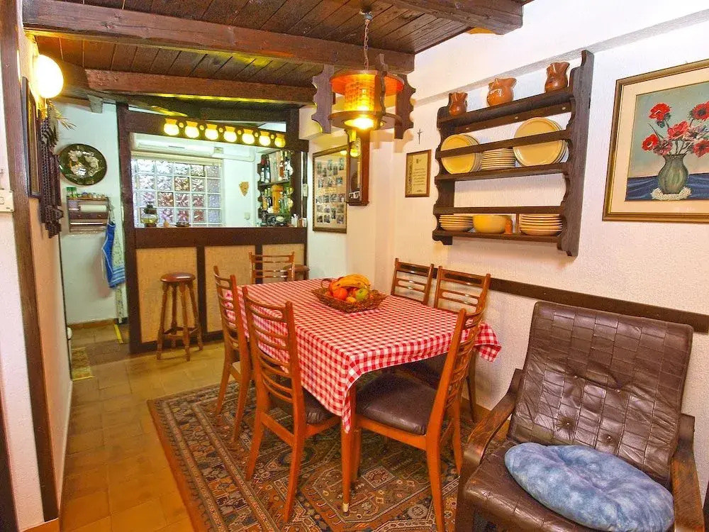 Apartment 875
